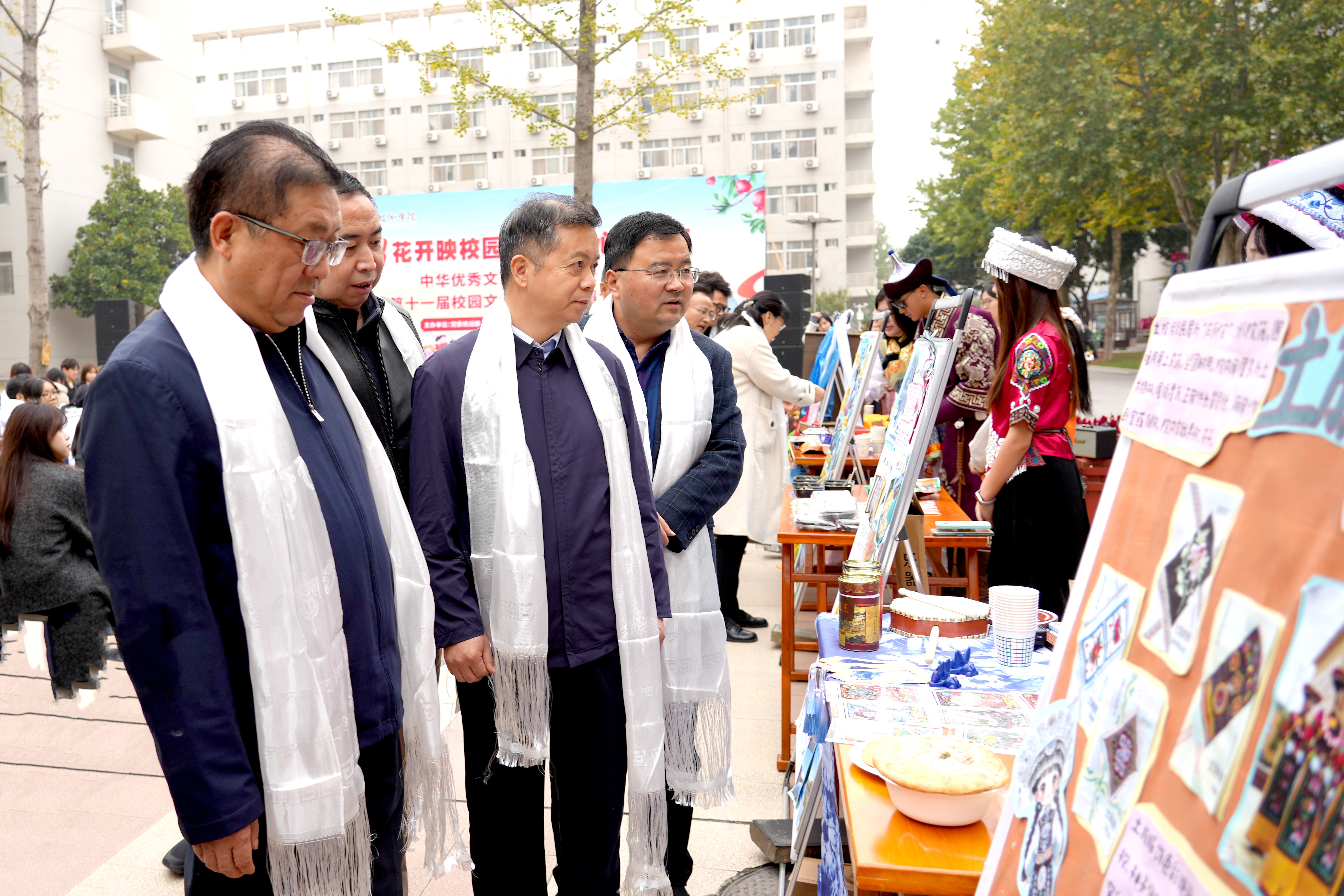 校领导体验民族文化与传统技艺