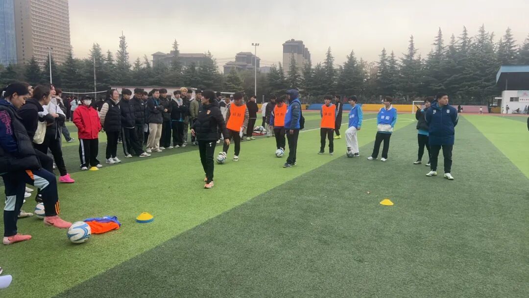 学员认真参加培训