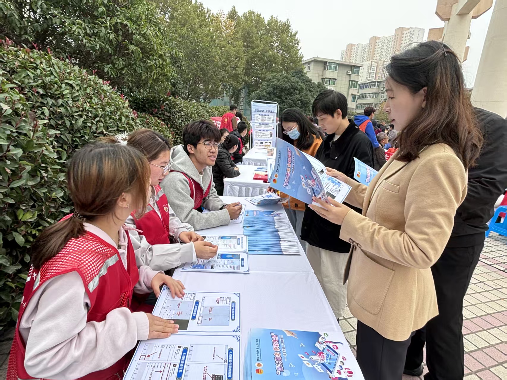 团市委副书记杨熠书慰问我校志愿者