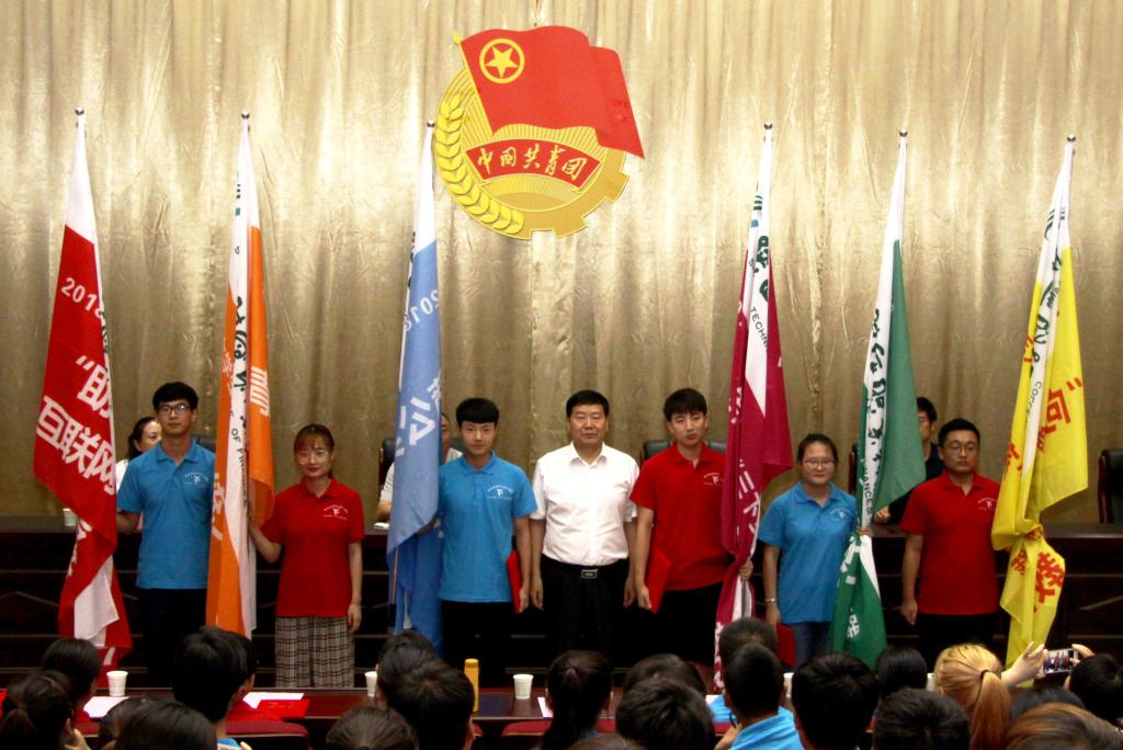 学院党委副书记兼纪委书记刘文雅为各志愿服务队授旗