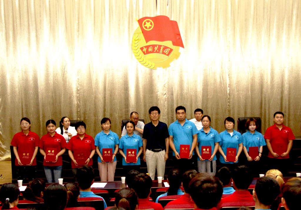 宣传处副处长朱永斌为各志愿服务队带队教师颁发聘书