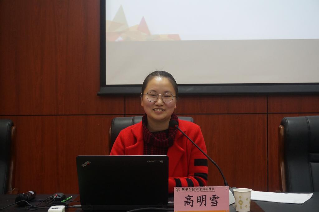党委宣传部干事高明雪讲解新闻照片拍摄技巧