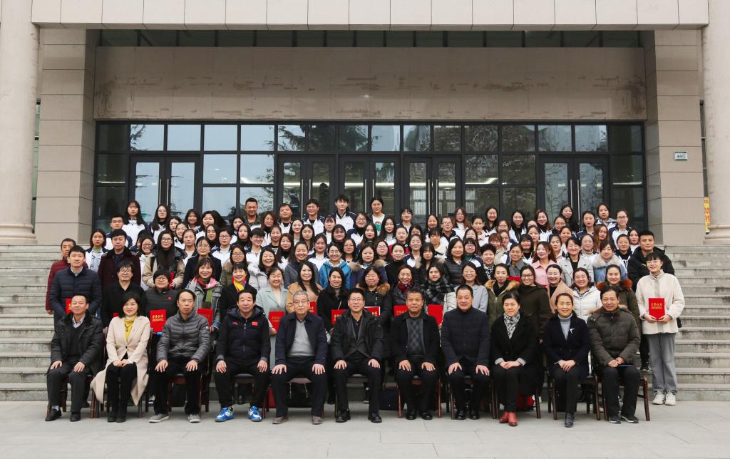 受表彰的师生与颁奖嘉宾合影留念