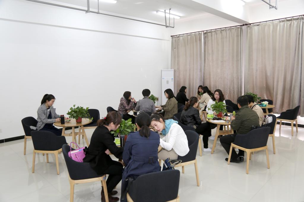 六楼教师休息室里的日常