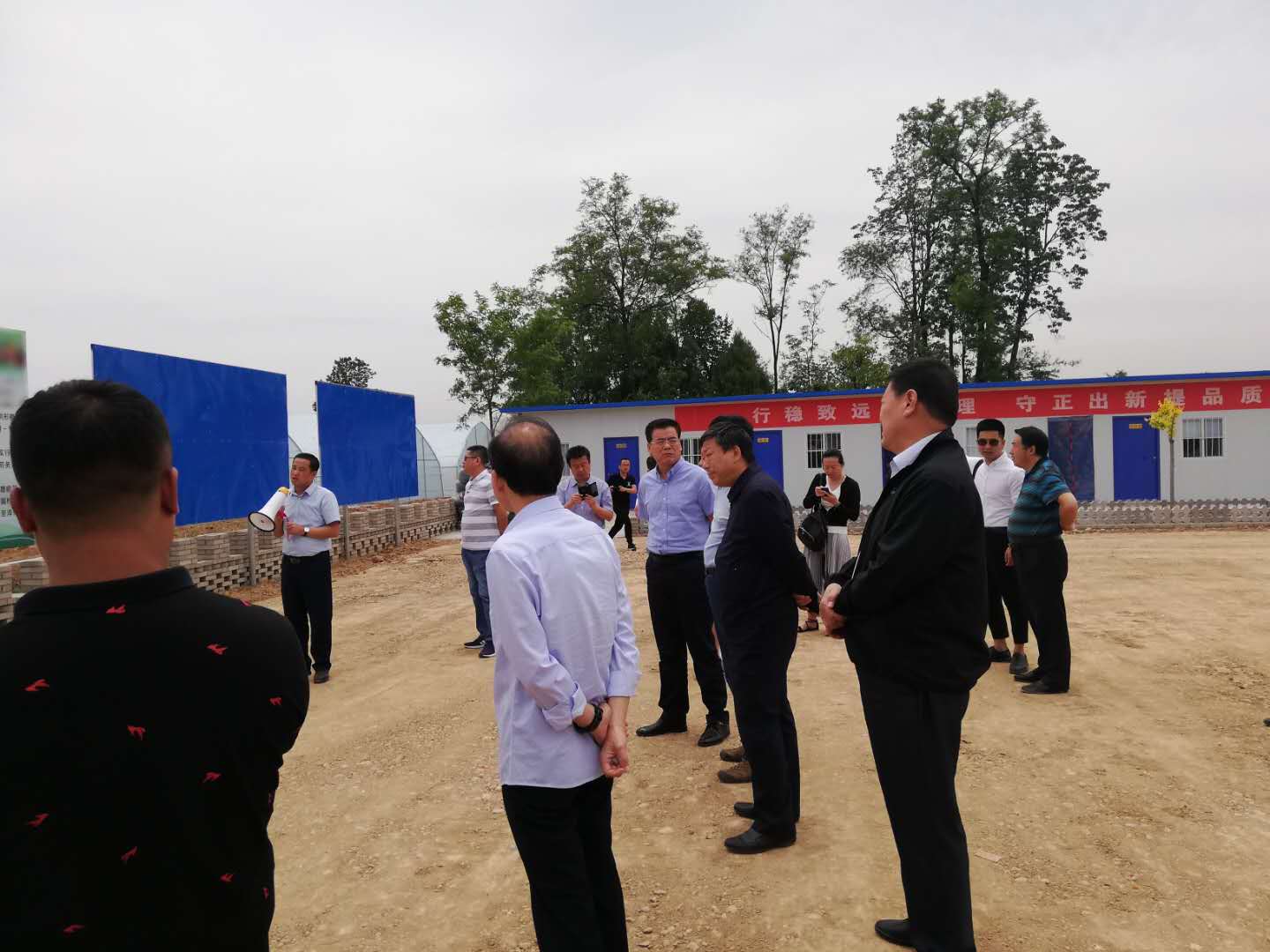 与会人员参观扶贫产业园