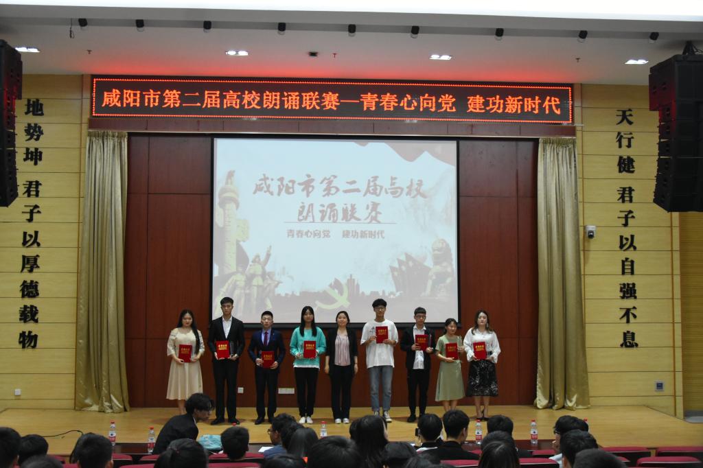 参赛选手与团委老师合影