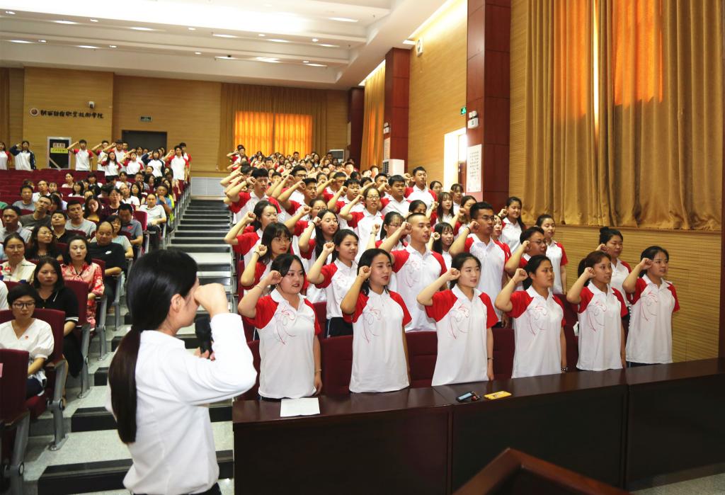 预备党员面对党旗郑重宣誓