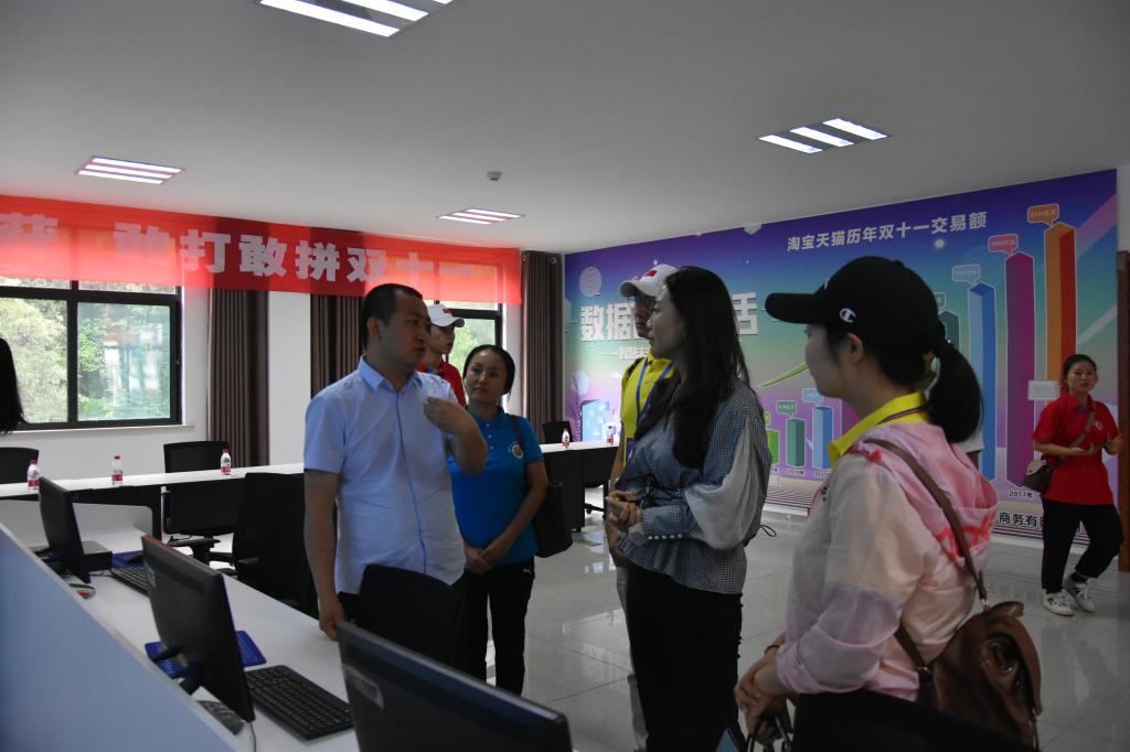 陕西秦岭云电子商务有限公司总经理许承理的带领下参观了该公司产品展销中心以及中国秦岭农产品电子商务大数据中心