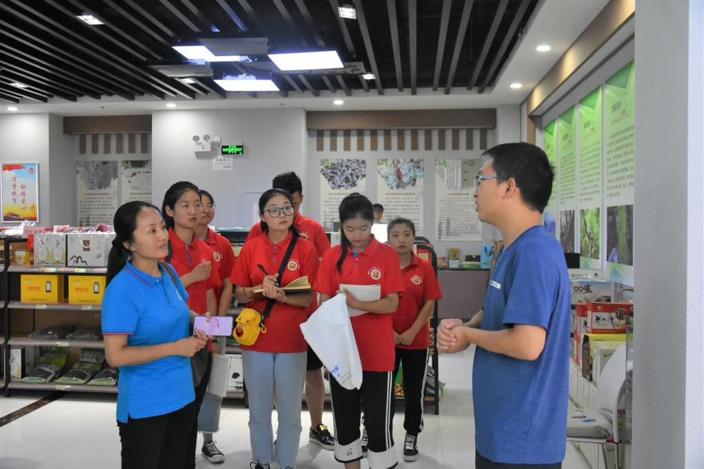 柞水县电子商务办公室主任刘书博带领我院师生志愿者参观柞水县惠民电商消费扶贫中心并介绍相关情况