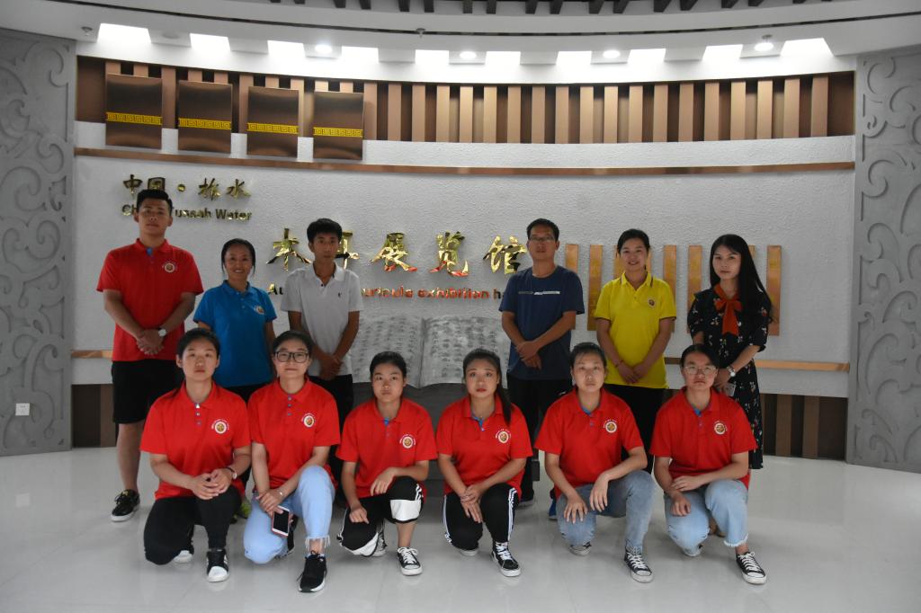 柞水县电子商务办公室主任刘书博及工作人员与我院师生志愿者合影留念