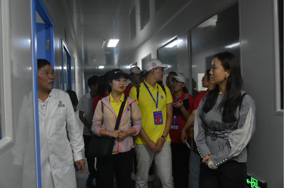 陕西合曼农业科技有限公司总经理、高级工程师彭涛带领我院师生志愿者实地考察食品加工厂