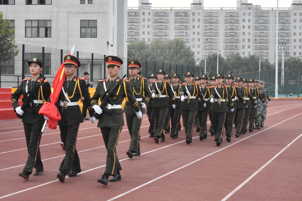 国旗护卫队队员护卫五星红旗入场