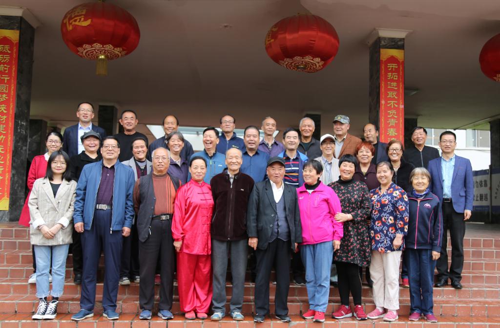 与会人员合影留念