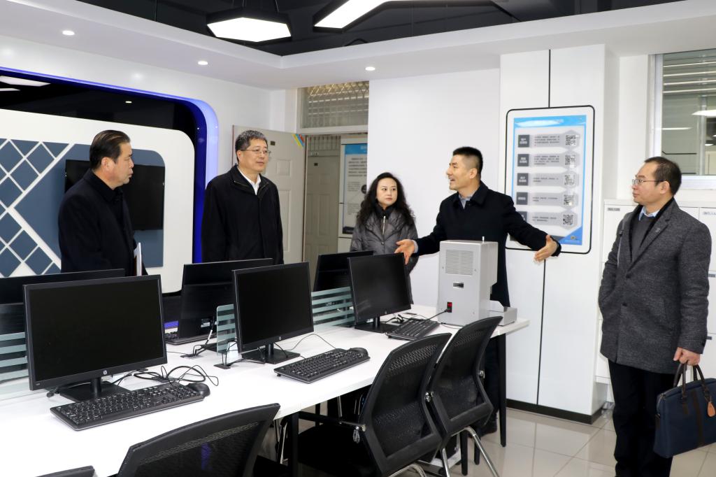 专家组一行实地查看我院“互联网+”会计工厂