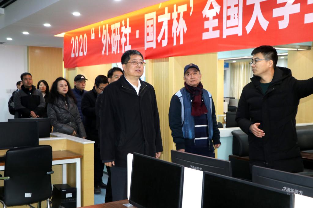 专家组一行实地查看学院智慧大财经中心