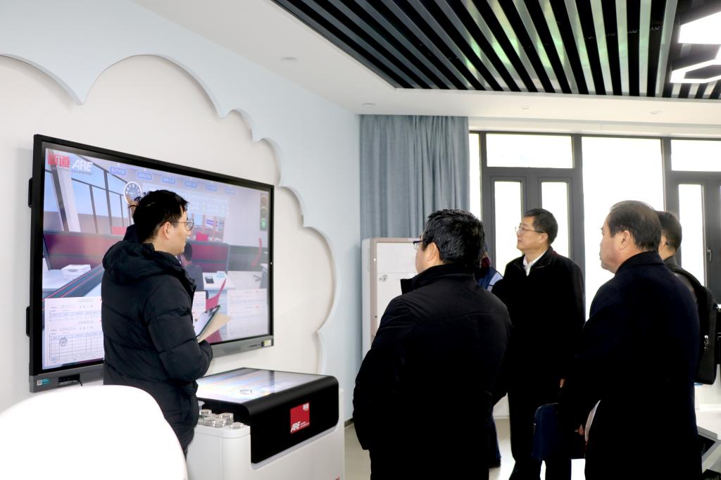 专家组一行实地查看学院云财务共享中心