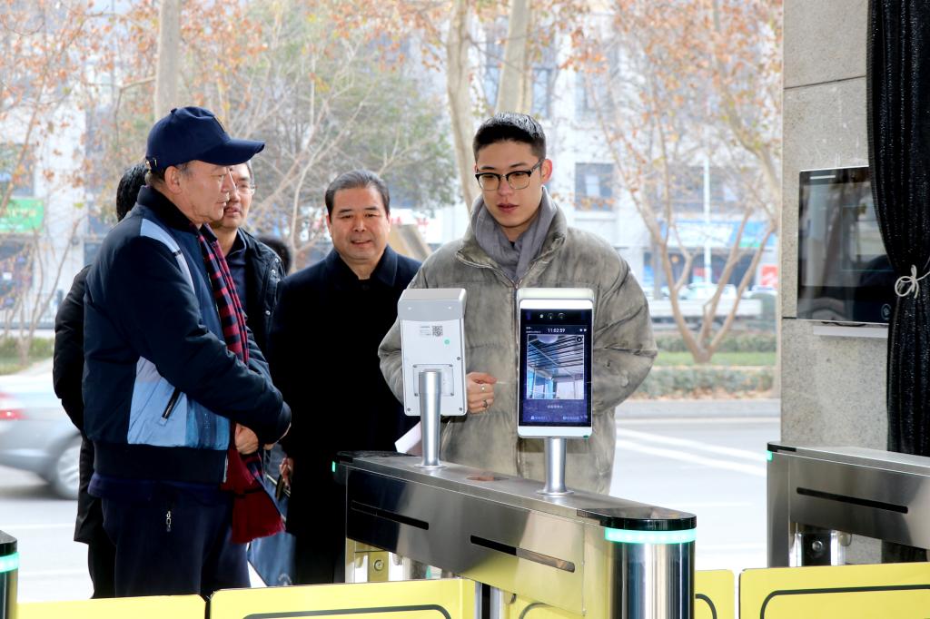 专家组一行体验智能门禁系统