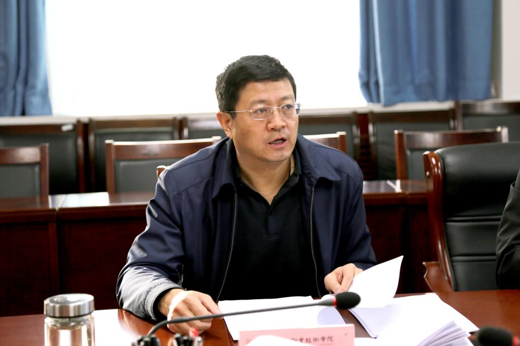 党委书记张志华代表班子作对照检查并进行个人剖析发言