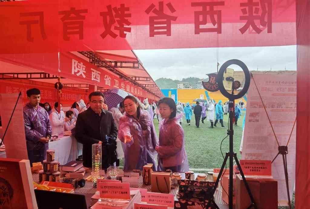 教育厅副厅长高岭现场指导