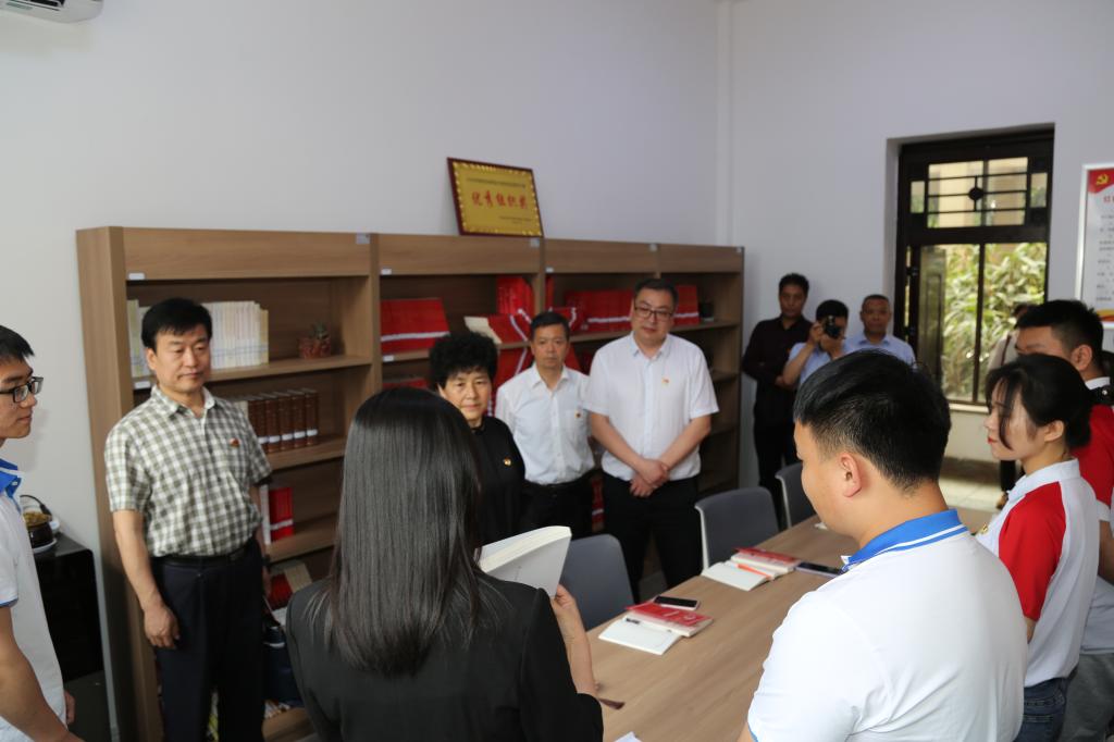 实地走访图书馆红色书屋