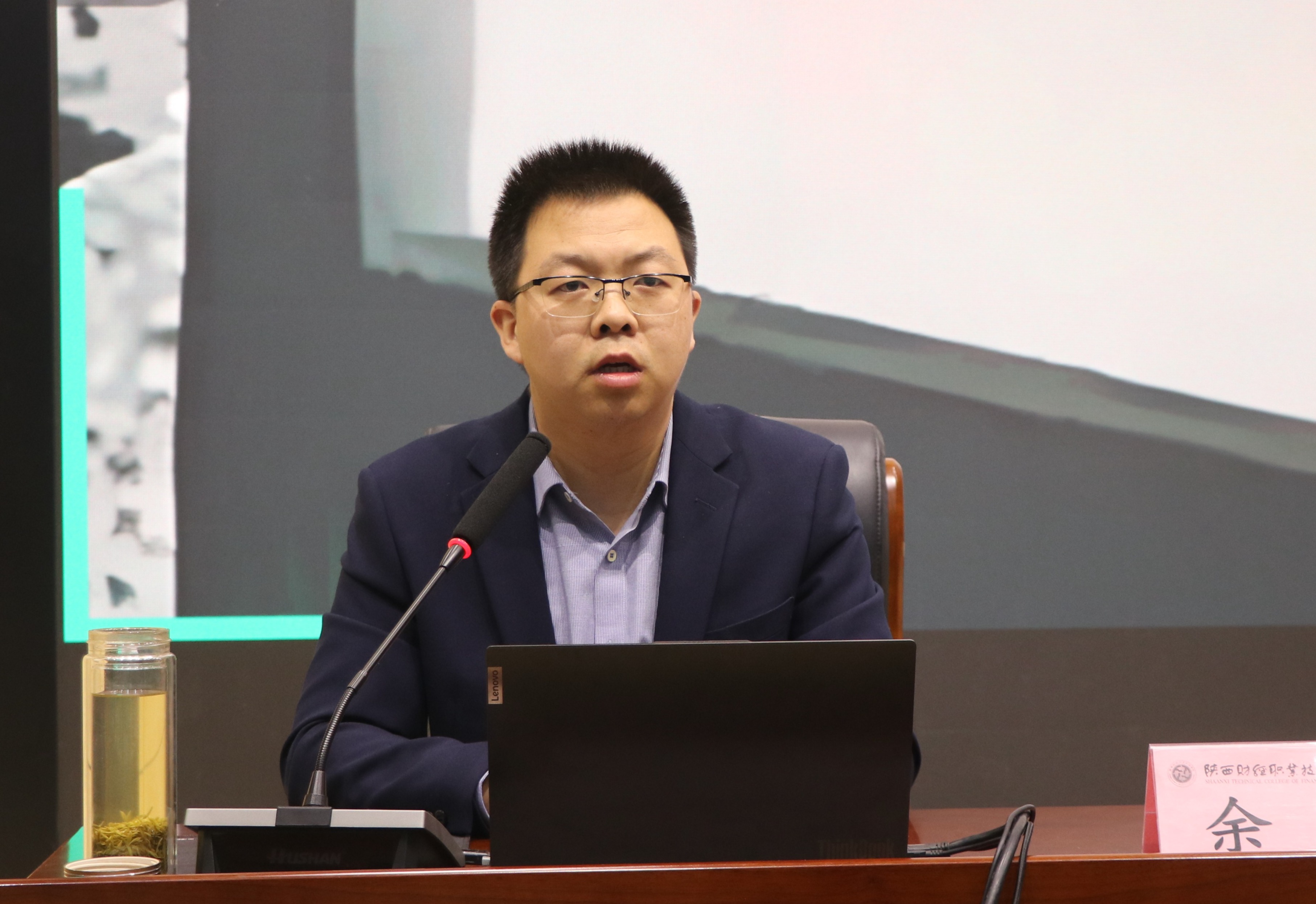 长安大学副教授余猛作报告 长安大学副教授余猛作报告