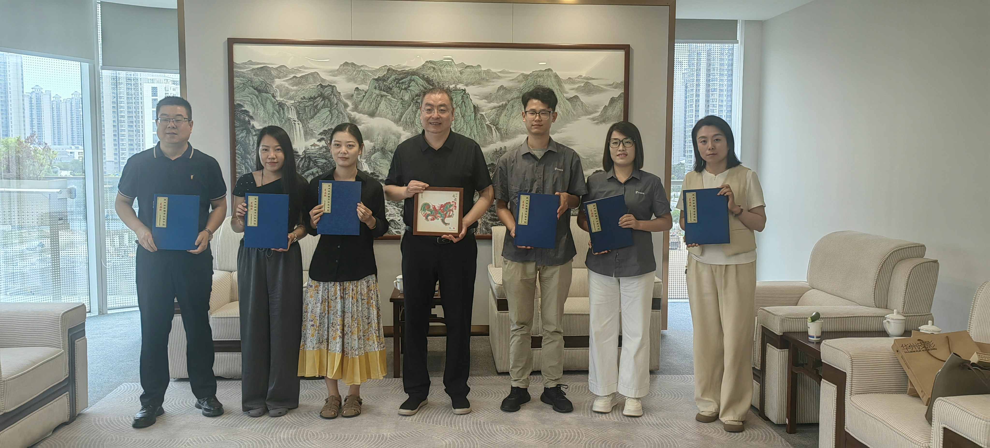 向优秀校友、企业代表赠送《道德经》 向优秀校友、企业代表赠送《道德经》