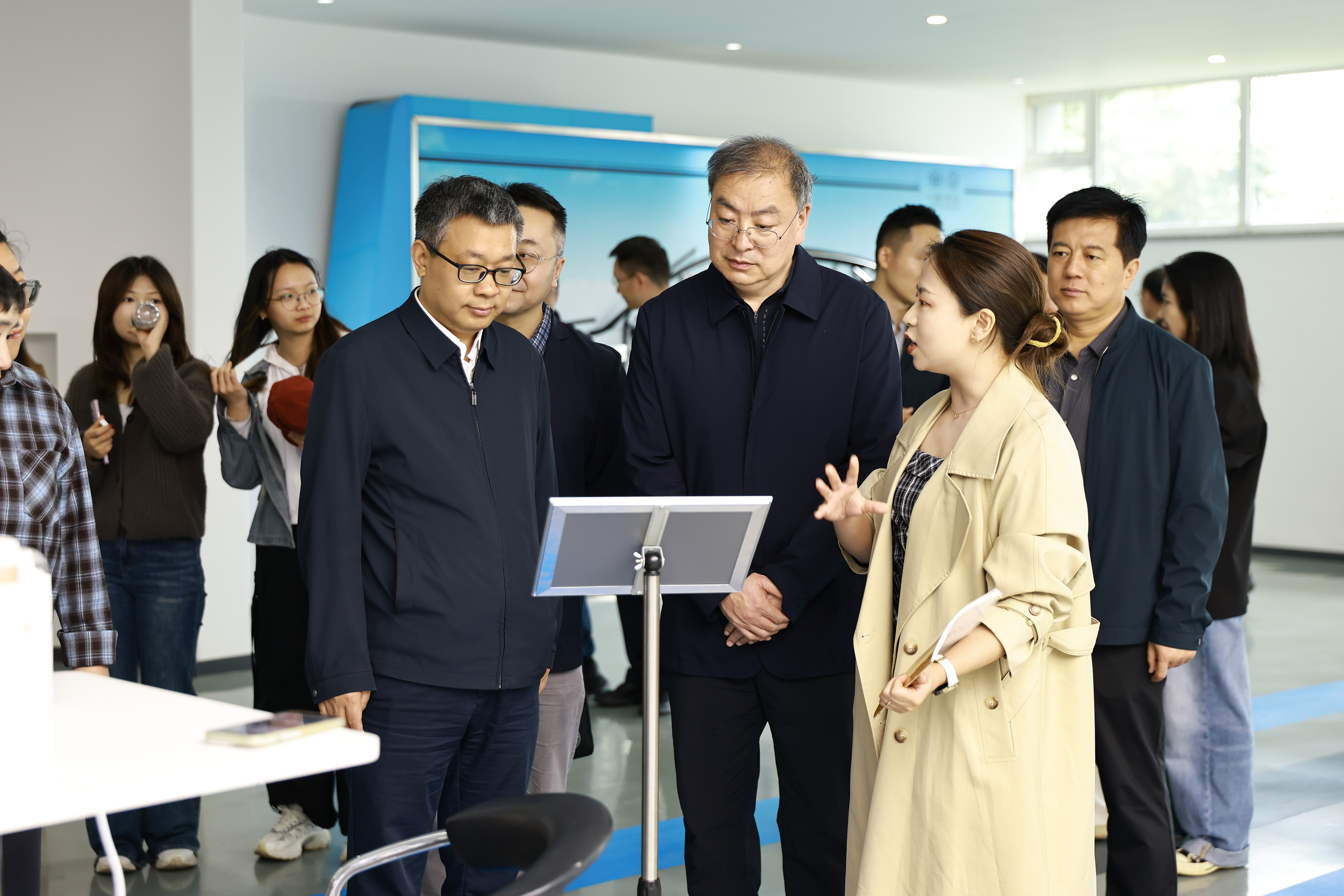 捷达汽车科技新媒体负责人向院校介绍学生直播情况