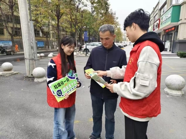 陕财职院志愿者给小区居民普及垃圾分类知识