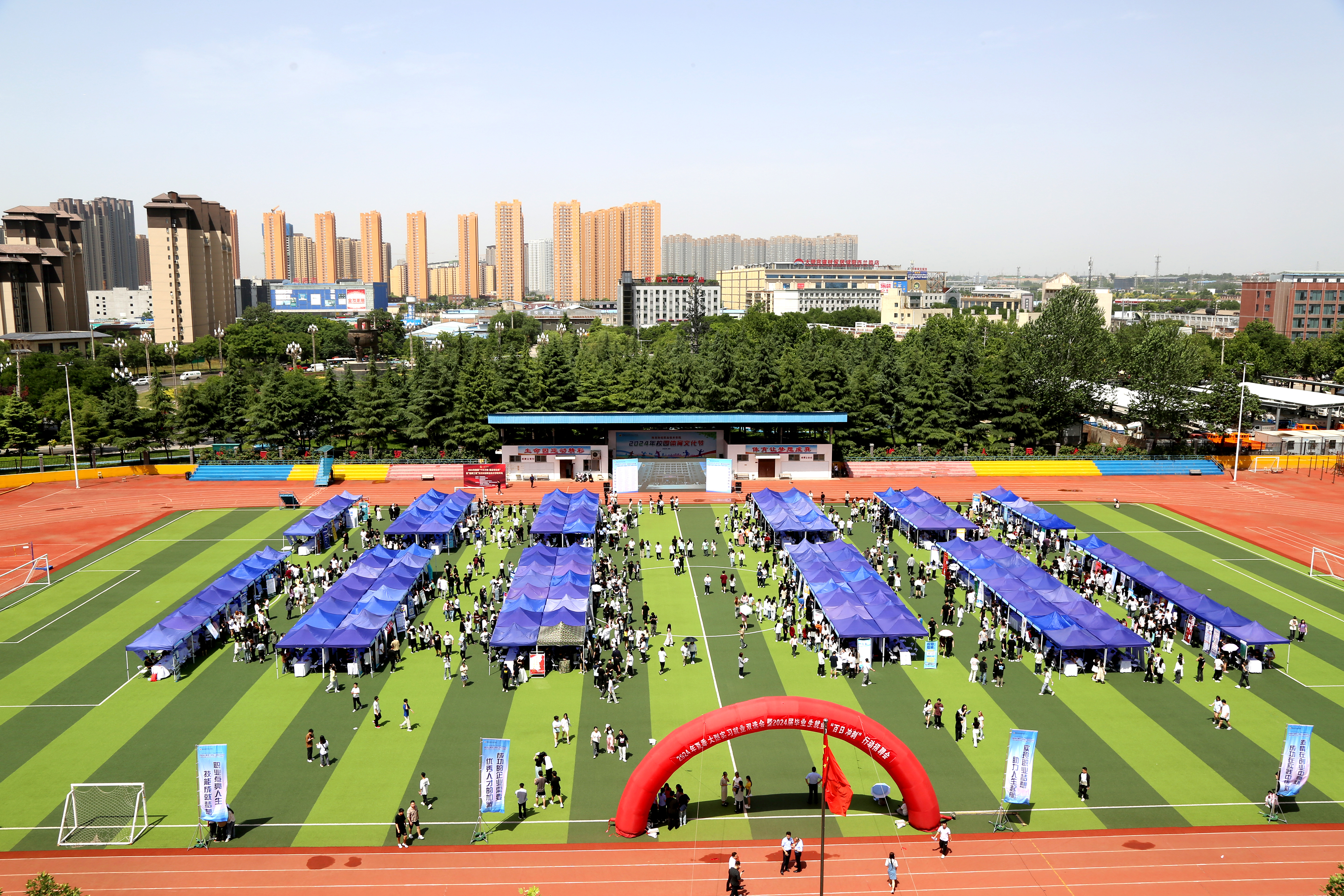 每年举办大型双选会 每年举办大型双选会