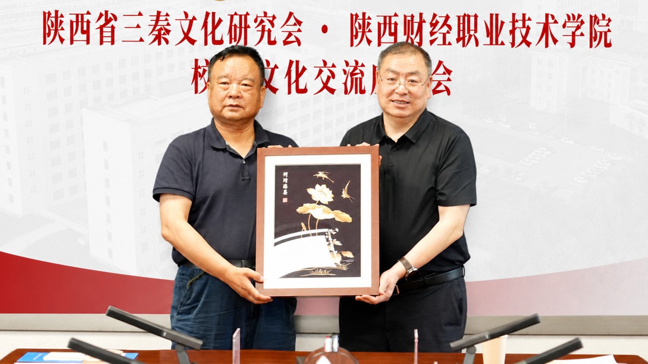 校长程书强赠送非遗麦秆画作品 校长程书强赠送非遗麦秆画作品