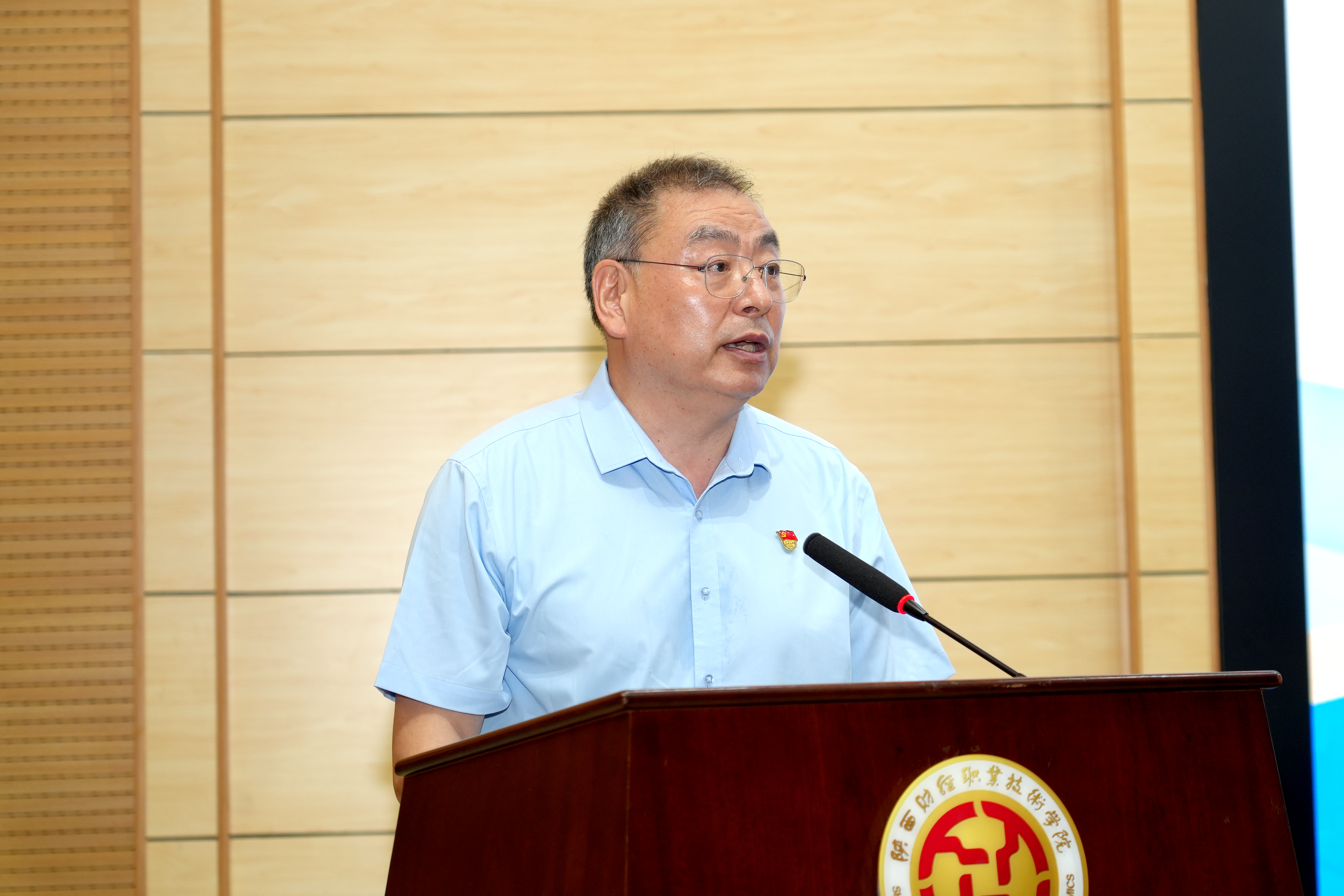校长程书强作全校科研工作报告