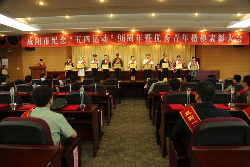 我院社联主席李政芳代表我院领奖