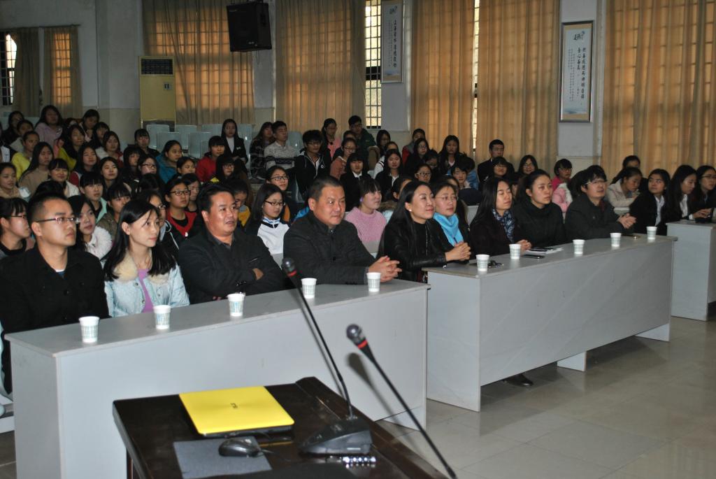 师生认真观看比赛