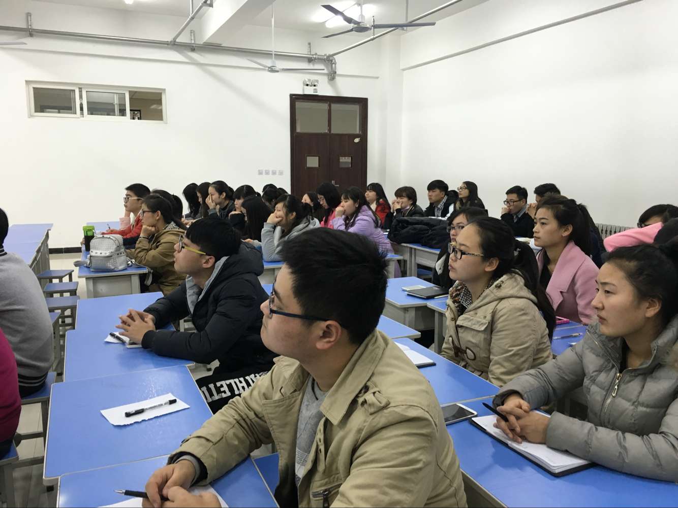 学生干部专心聆听