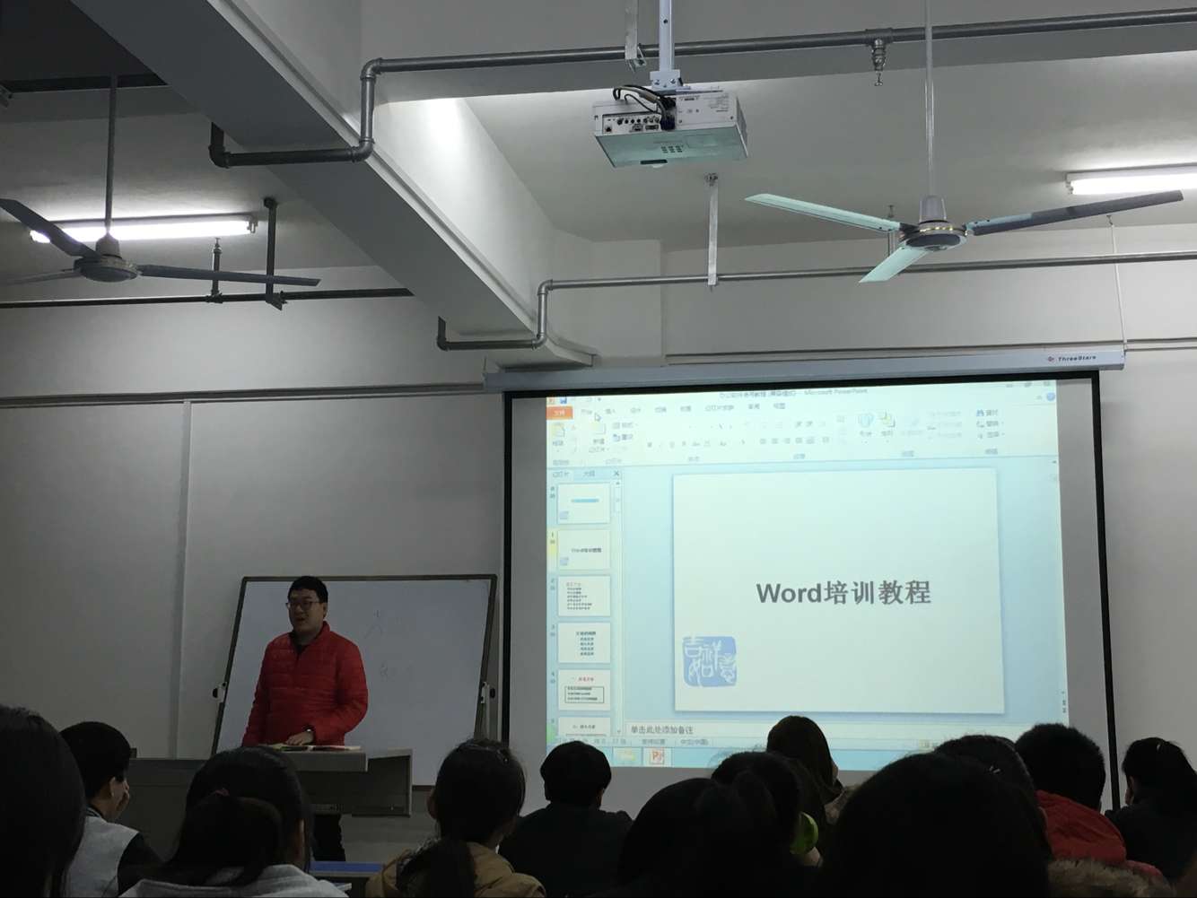 宋晓玮同学认真讲课