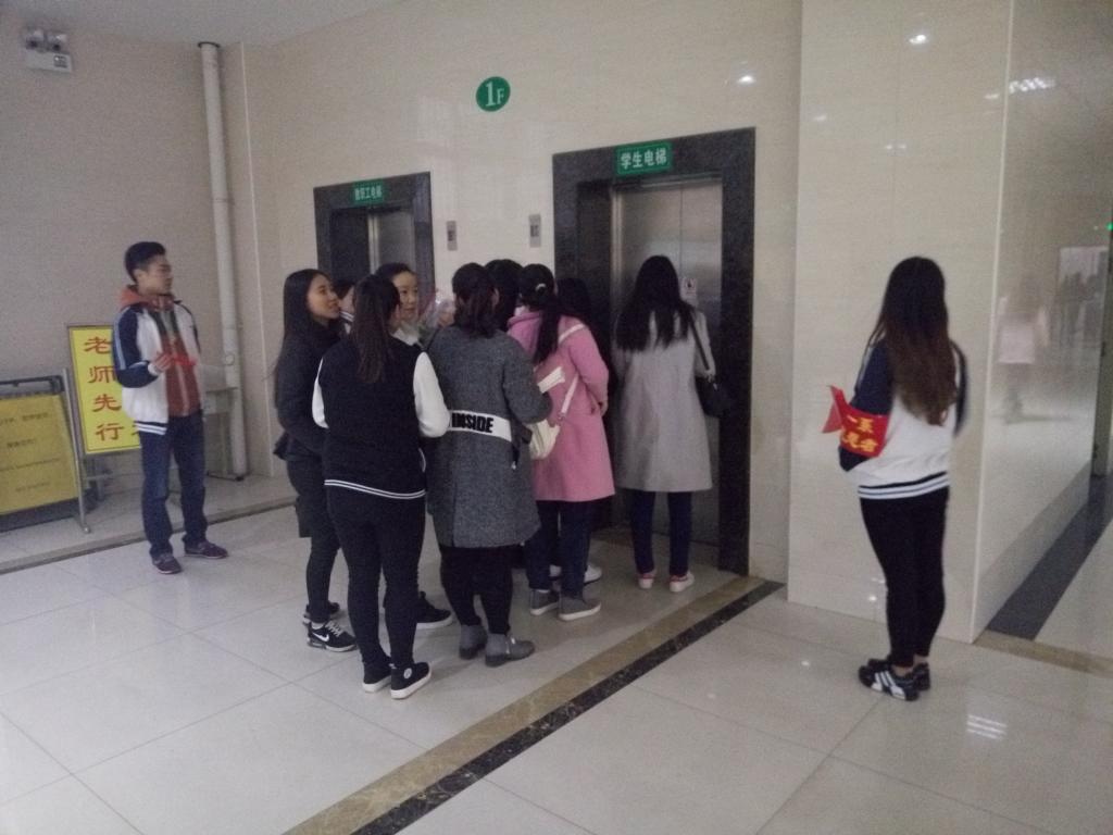 维持电梯乘坐秩序