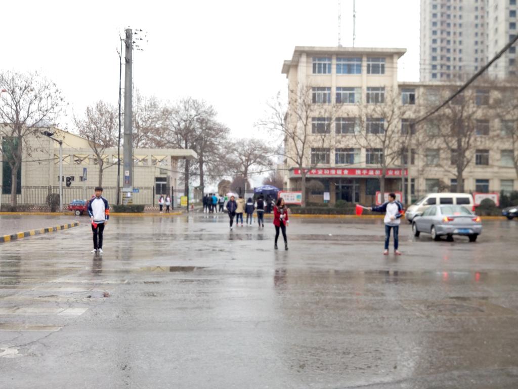 引导校园及校门附近交通文明