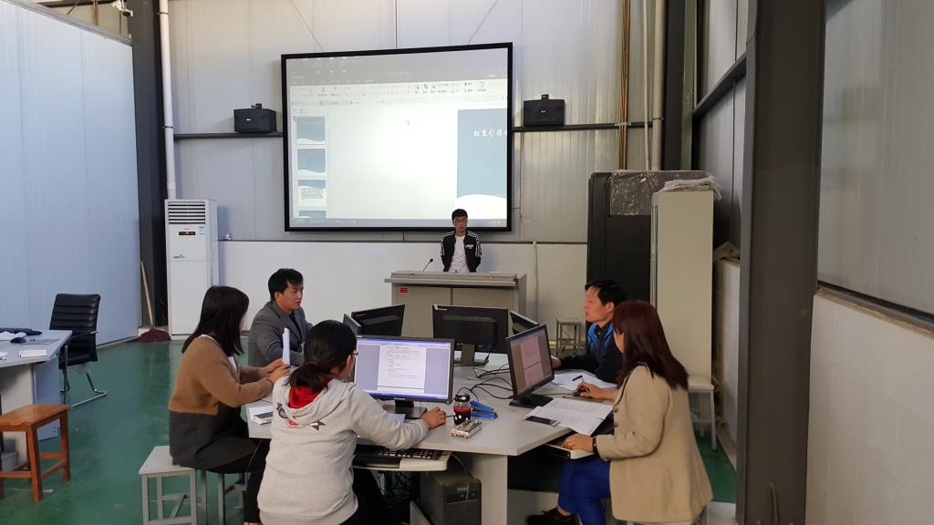 选手模拟答辩中